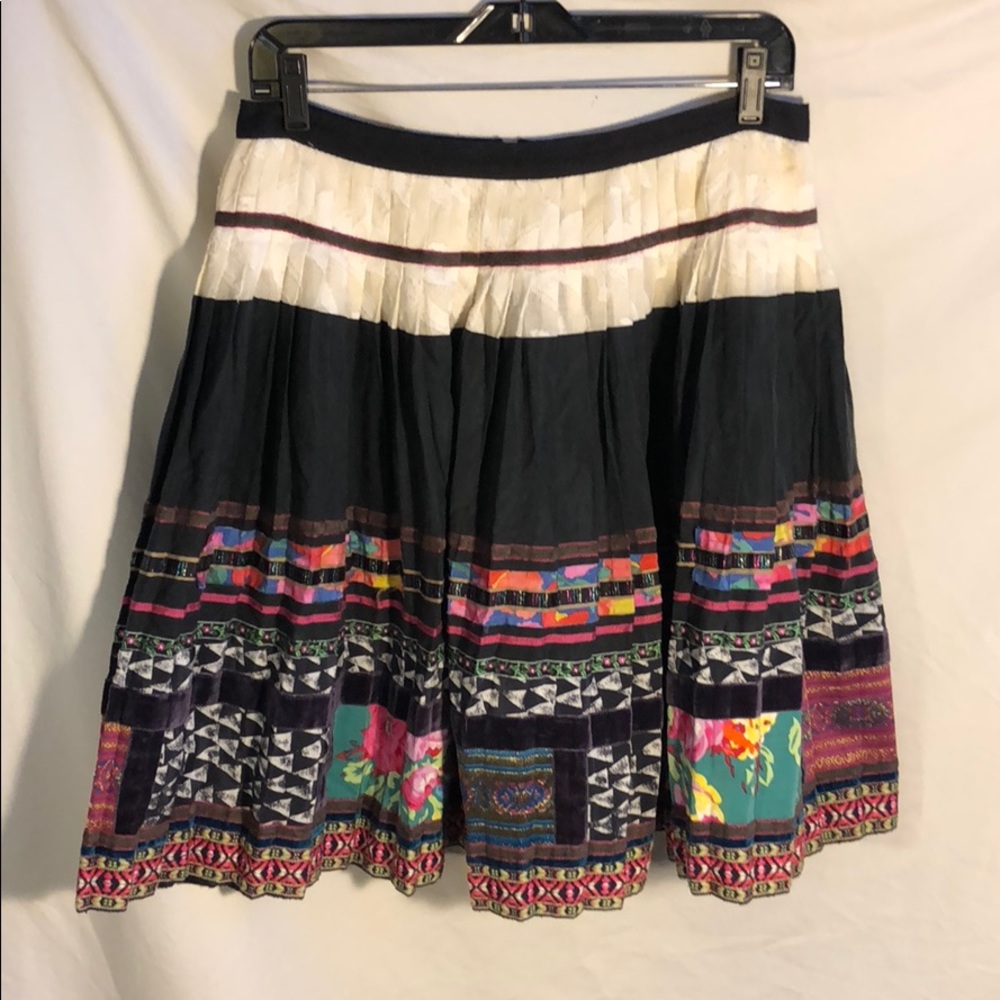 EXCELLENT CONDITION Striped Pattern Pleated Skirt